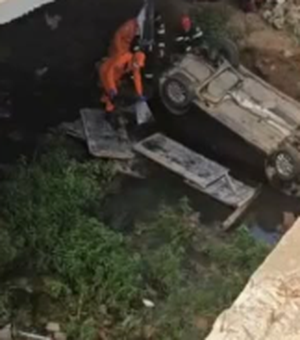 Carro capota e cai de elevado de pista em trecho de duplicação na AL-115, em Palmeira dos Índios