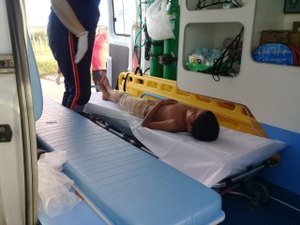 Criança cai ao pegar “carona” em caminhão-pipa, em Arapiraca