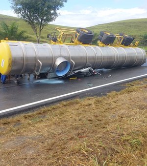 [Vídeo] Carreta tomba, esmaga carro e causa de duas pessoas na BR-101