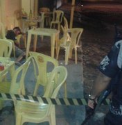 Em Arapiraca, pistoleiros executam garçom na mesa de bar