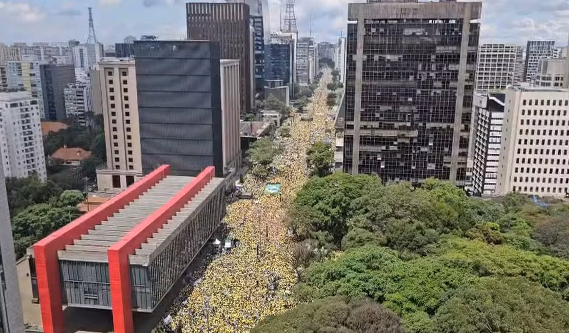 Avenida Paulista é tomada por quase 80 mil pessoas em ato pró-Flávio Bolsonaro