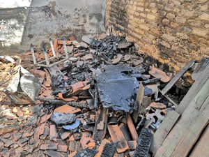 [Vídeo] Pela segunda vez, homem tem casa incendiada em Arapiraca