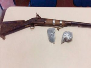 Armas de fogo são apreendidas em sítio no bairro de Ipioca, em Maceió 