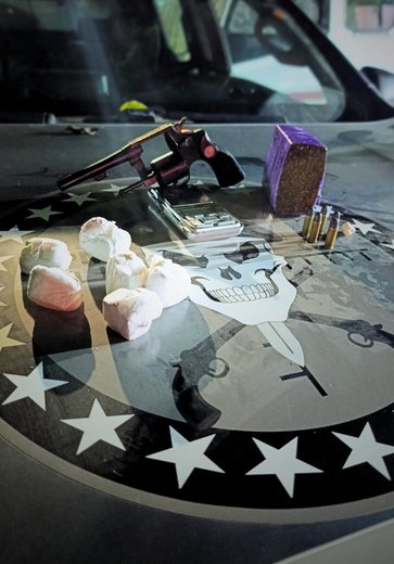 Homem é preso com arma, maconha e cocaína no município de Maragogi