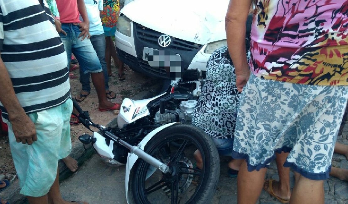 Carro colide em moto e fere duas mulheres em ladeira de Porto Calvo