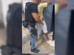 [Vídeo] Condenado por roubo é preso quando trabalhava como pintor em edifício na Ponta Verde