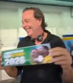 Ex-ministro de Bolsonaro distribui adesivos pró-Flávio no Carnaval