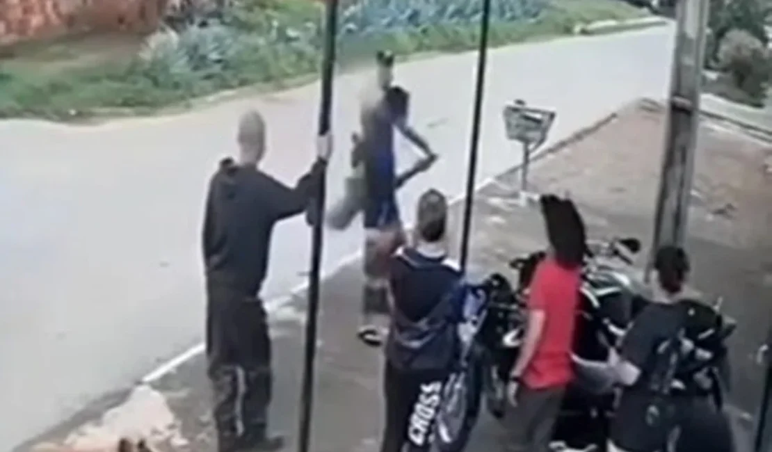 Policial militar dá rasteira em suspeito durante abordagem no Entorno