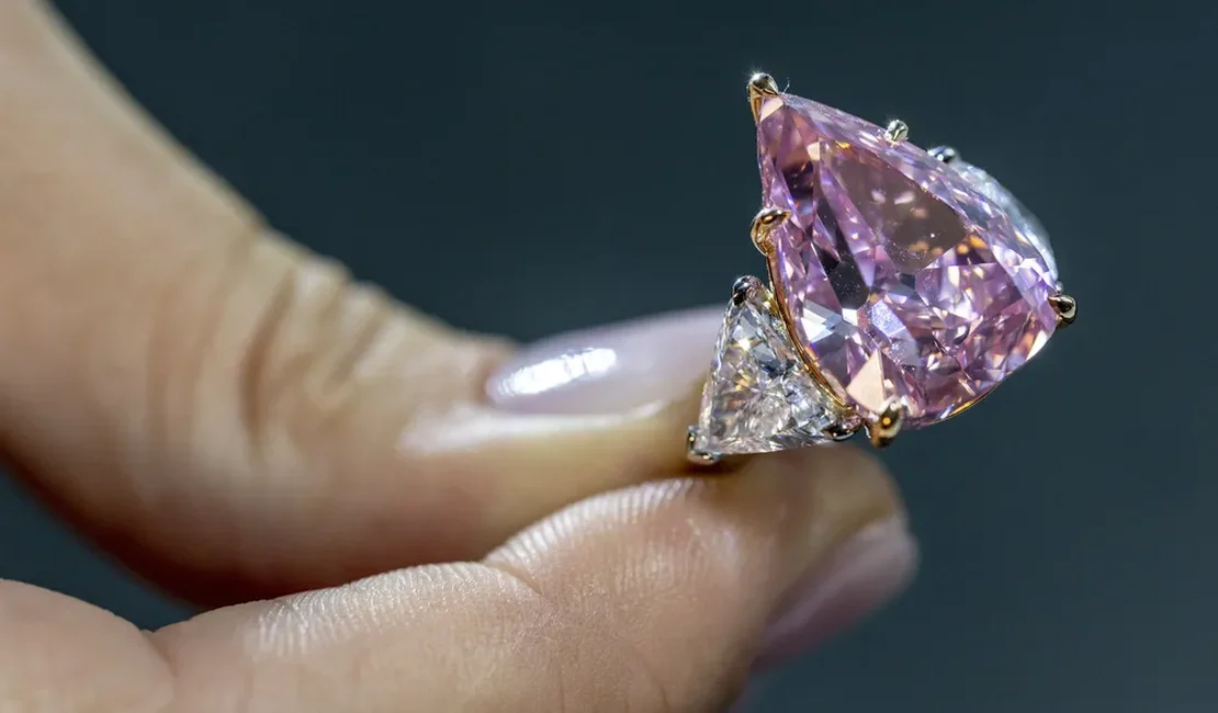 Diamante rosa de R$180 milhões vai a leilão na Suíça