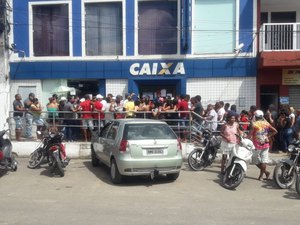[Vídeo] Auxílio emergencial: agência da Caixa e lotérica ficam lotadas em Porto Calvo