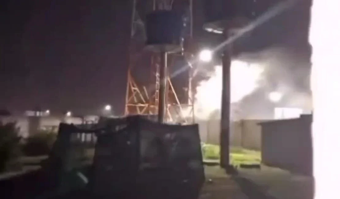 [Vídeo] Relâmpago atinge torre de telefonia durante temporal em Delmiro Gouveia