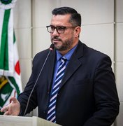 Leonardo Dias apresenta lei que multa quem desrespeitar símbolos cristãos em Maceió