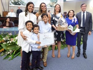 Sessão solene homenageia legado do juiz John Silas com entrega de comenda à família