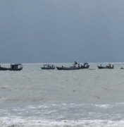 Barco de pesca naufraga no mar do município de Maragogi e tripulação é socorrida