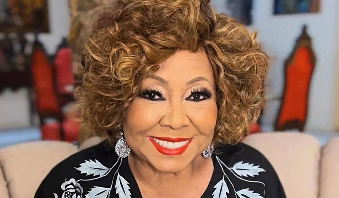 Alcione deixa o palco após passar mal durante show em navio