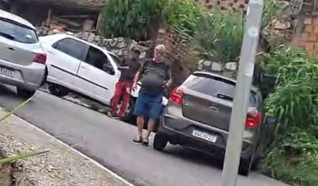 Dois carros colidem de frente e bloqueiam via na ladeira da Moenda, em Maceió