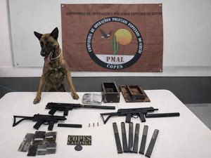 Polícia Militar apreende metralhadoras e drogas em ônibus interestadual, no Sertão