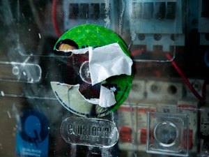 Multa por adesivar postes e medidores de energia pode chegar a R$ 8 mil