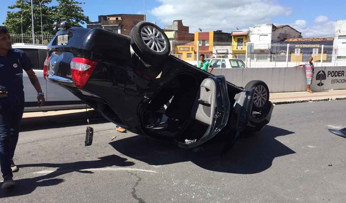 Carro capota após se envolver em acidente no Centro de Maceió