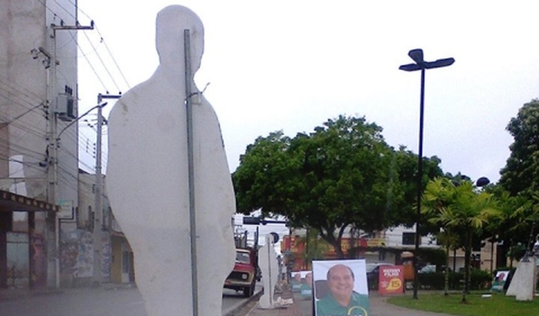 Placas com propagandas de candidatos continuam atrapalhando pedestres