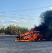 Carro pega fogo e mobiliza Corpo de Bombeiros na BR-316, em Pilar