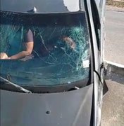 Acidente de carro deixa duas pessoas feridas no Benedito Bentes