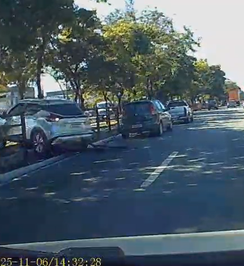 Após colisão, motorista tenta fugir e invade canteiro central na Av. Fernandes Lima