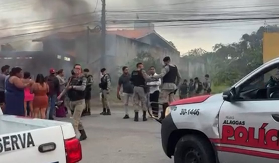 Protesto por contas altas de água interdita avenida em Maceió