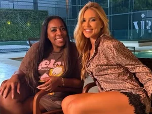Virginia e mãe de Vini Jr. assistem juntas a jogo da Copa em camarote