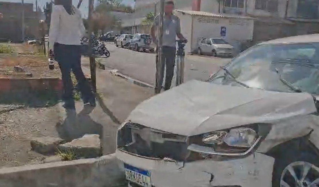 [Vídeo] Colisão entre três veículos deixa feridos no bairro Pinheiro