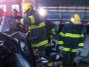 Condutor fica ferido após colisão com caminhão