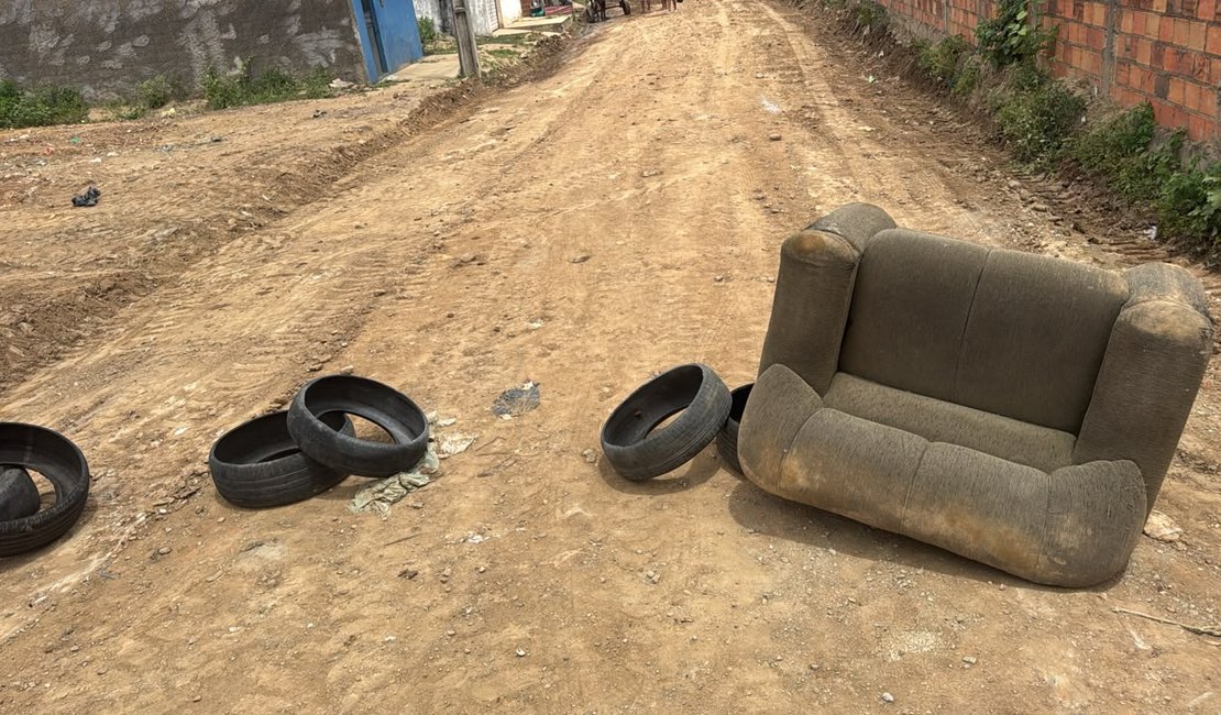 Moradores protestam contra atraso em obra e cobram pavimentação de rua em Arapiraca