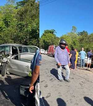 Colisão entre ônibus e carro deixa homem preso às ferragens em Igreja Nova
