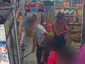 [Vídeo] Câmera flagra mulher furtando produtos em mercado de Maceió