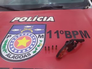 Homem é preso por porte ilegal de arma de fogo, em Penedo