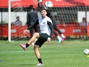 Na mira do Cruzeiro, Mena se junta a Arouca e entra na Justiça