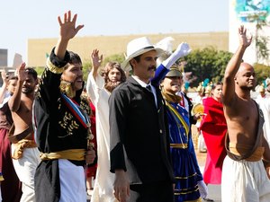 Cerca de 30 mil pessoas acompanham o desfile cívico em Brasília