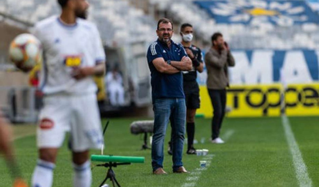 Enderson observa o time, vê pontos positivos no Cruzeiro, mas foco é a preparação para a estreia na Série B