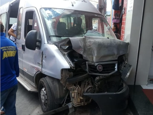 Van que levava pacientes de hemodiálise colide contra veículo no Sertão