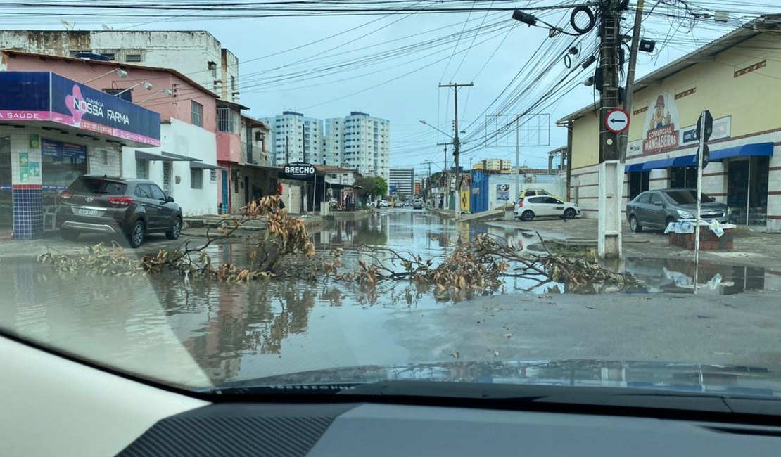 Interditada inúmeras vezes, Rua Eduardo dos Santos fica alagada após chuvas