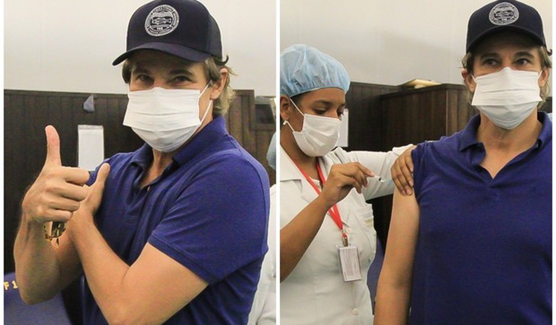 Edson Celulari toma primeira dose de vacina contra Covid-19