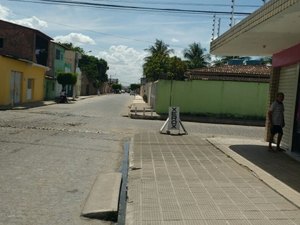 Criminosos armados invadem papelaria e roubam celular