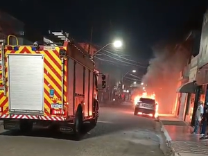Land Rover pega fogo e mobiliza bombeiros no bairro Brasília, em Arapiraca