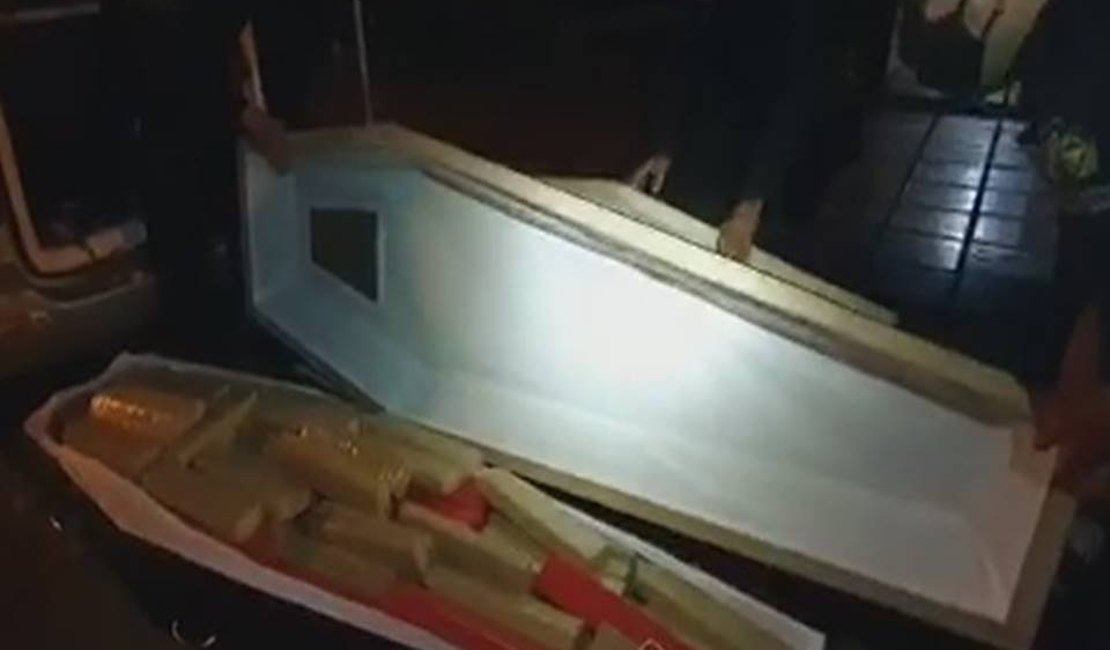 PF faz operação para prender suspeitos de usar caixões em tráfico de drogas