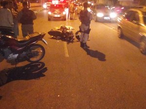 Jovem morre após cair de moto e ser atropelado por caminhão na Serraria