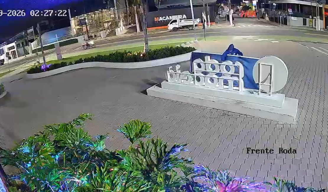 Coligação aciona Justiça após estruturas contra JHC serem espalhadas em Maceió