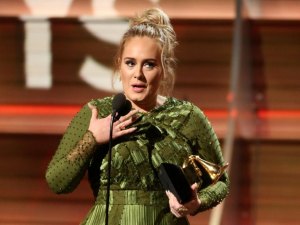 Recém-separada, Adele se cadastra em aplicativo para encontrar 'crush'