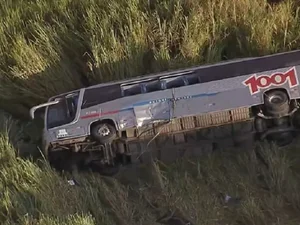 Ônibus com 45 passageiros cai em ribanceira na Dutra, e uma pessoa morre