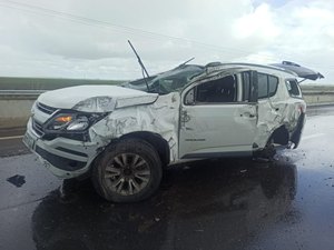 [Vídeo] Condutor perde controle, bate em mureta de proteção e veiculo capota