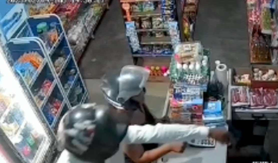 [Vídeo] Casal se passa por cliente e assalta dono de mercadinho em Arapiraca